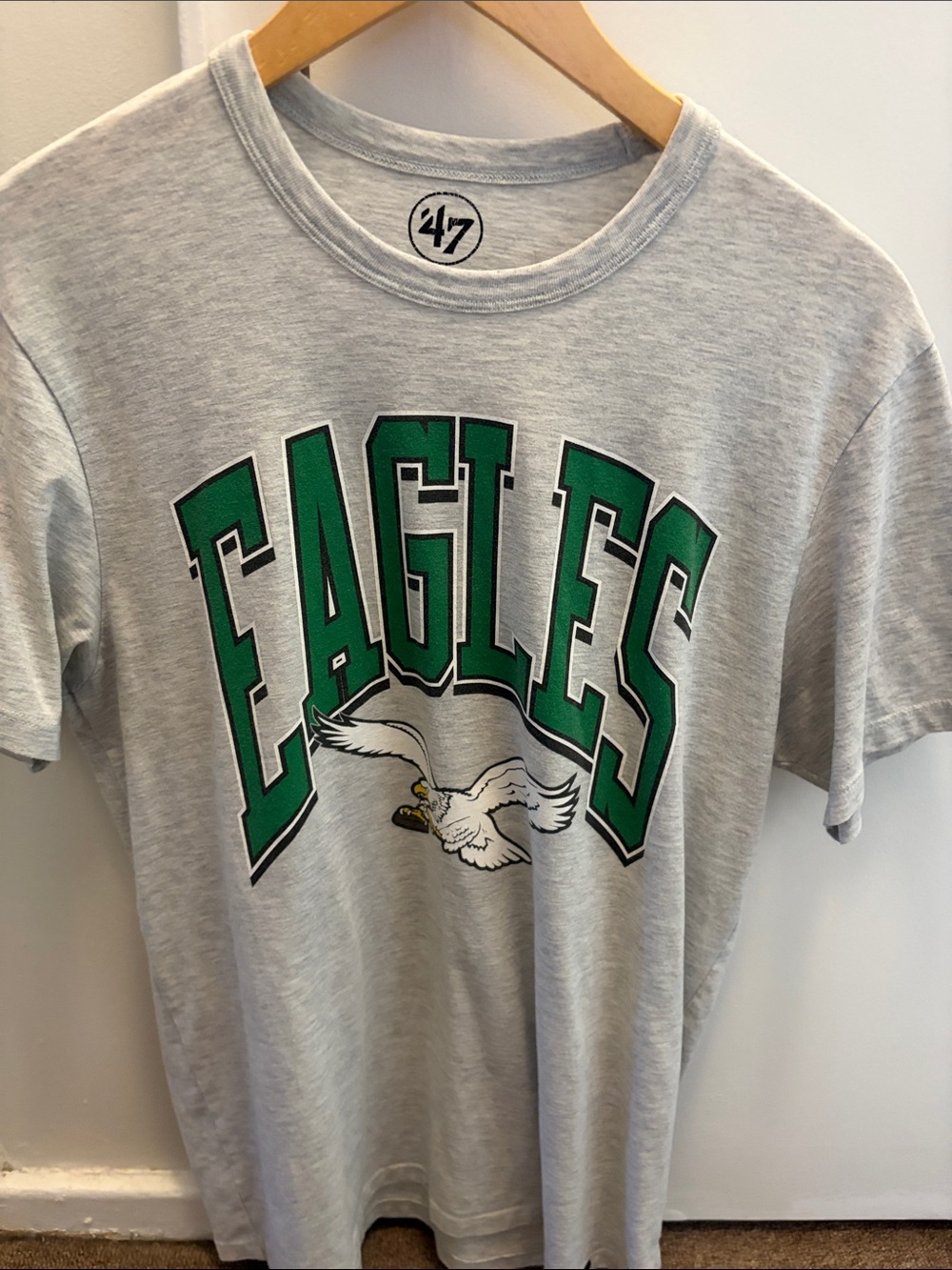 47 Eagles Graphic Tee - Light Gray & Green